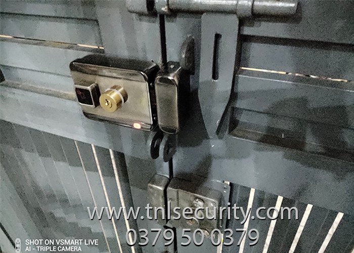 Lap-dat-khoa-van-tay-the-tu-cho-cua-sat-tai-quan-1